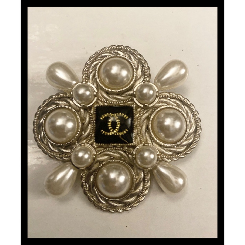 Vintage CHANEL 2018 Autumn Faux Pearl & Resin CC Logo Brooch Pin - Picture 2 of 13